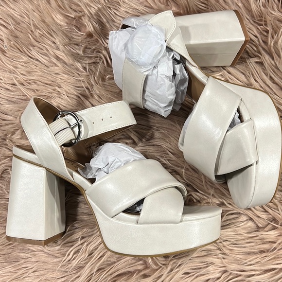 JOURNEE COLLECTION Women's Akeely Platform Sandals - Picture 2 of 11